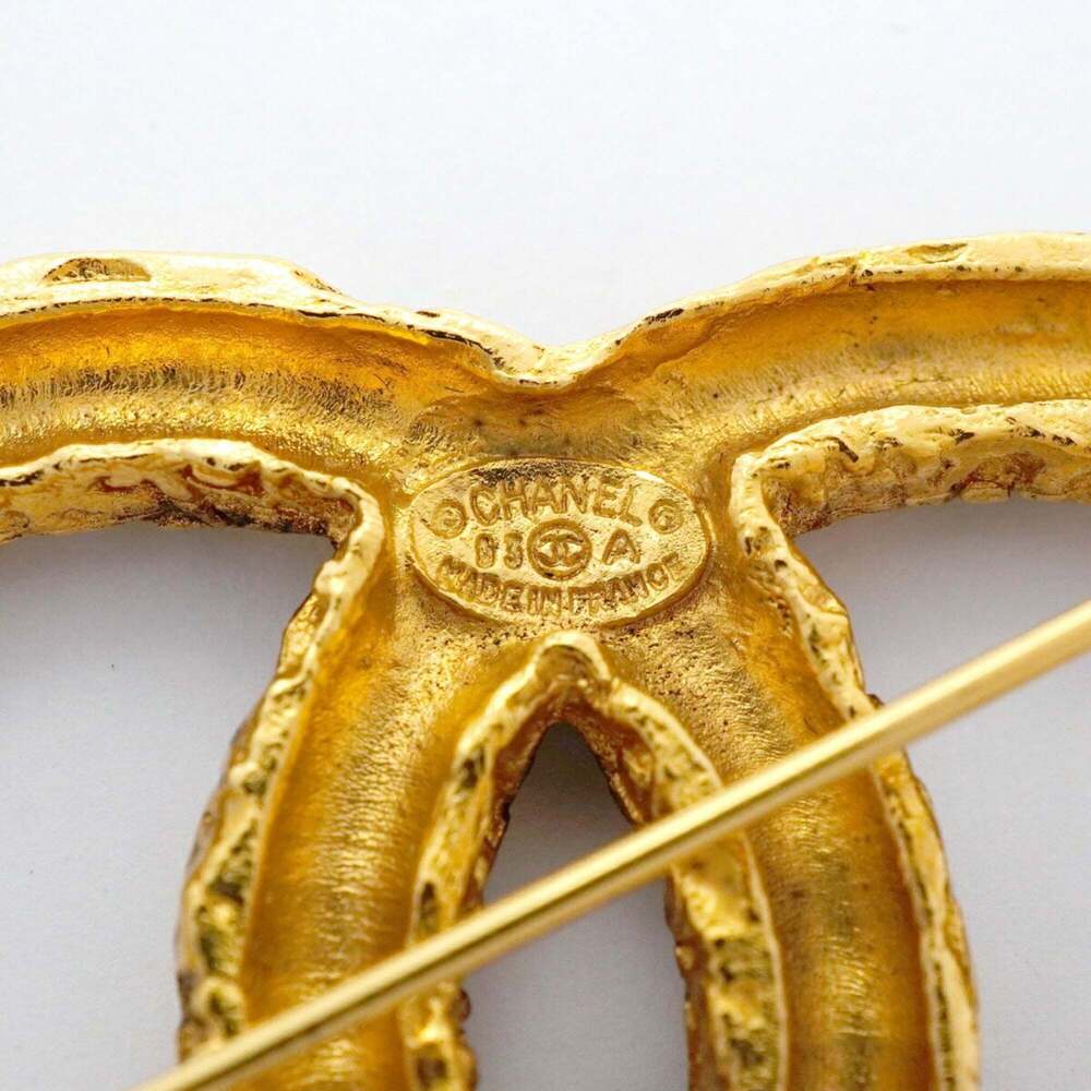CHANEL Gold Logo Brooch - Picture 4 of 10